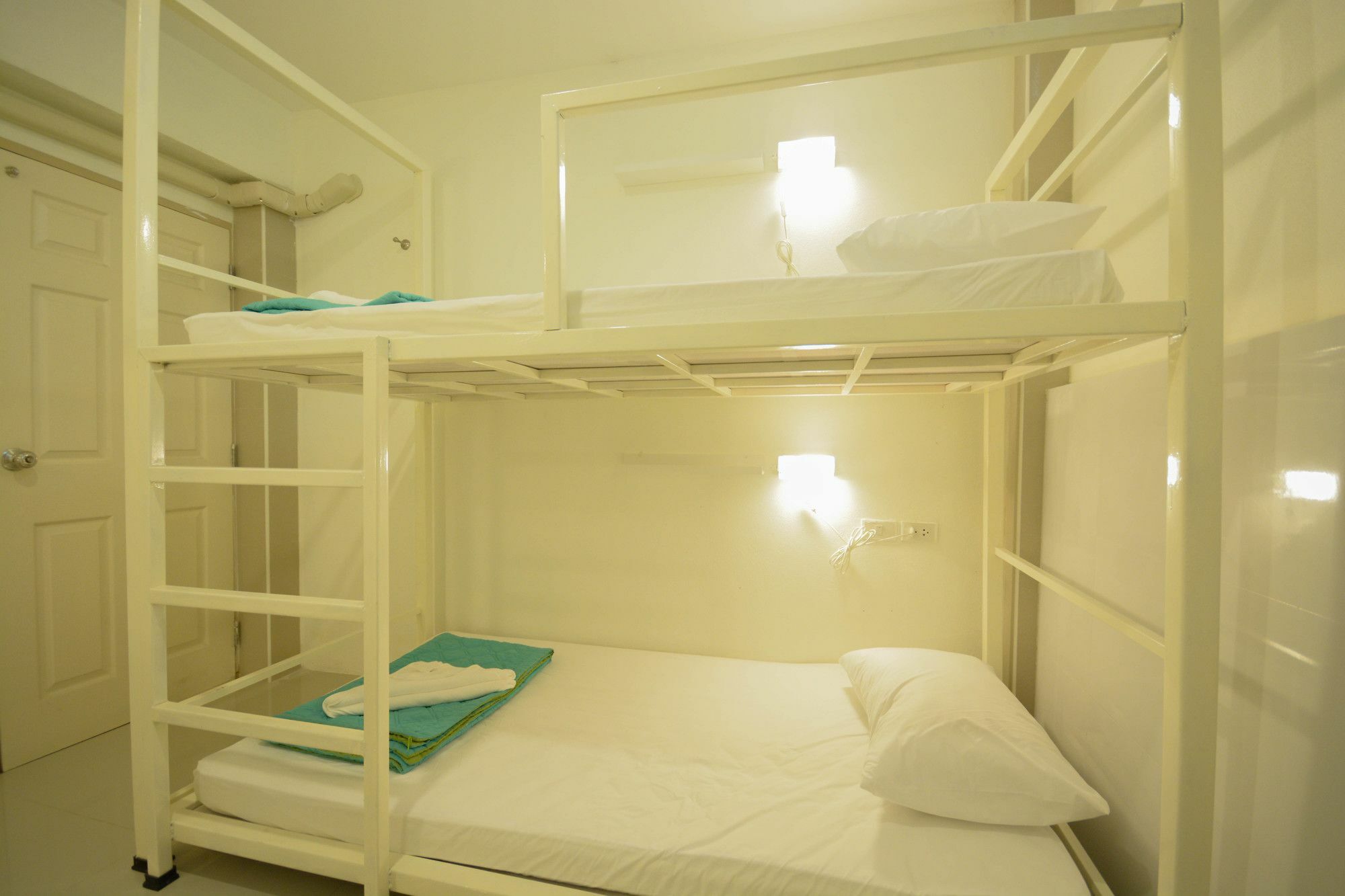 Irest Ao Nang Seafront Hostel Bagian luar foto