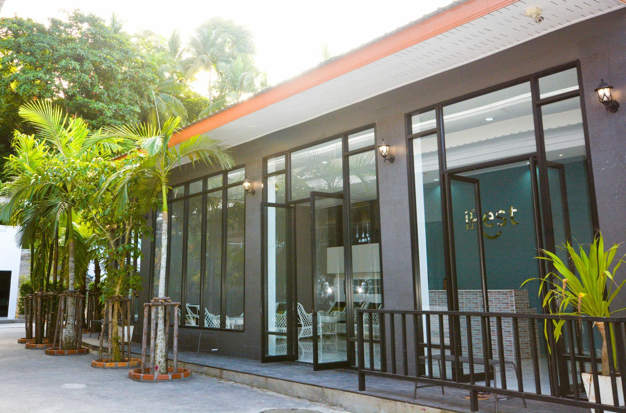 Irest Ao Nang Seafront Hostel Bagian luar foto