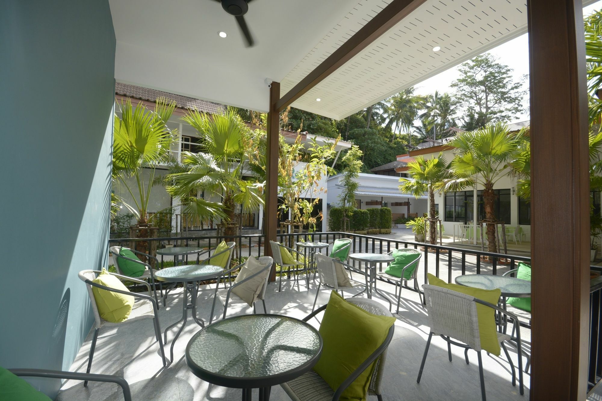 Irest Ao Nang Seafront Hostel Bagian luar foto