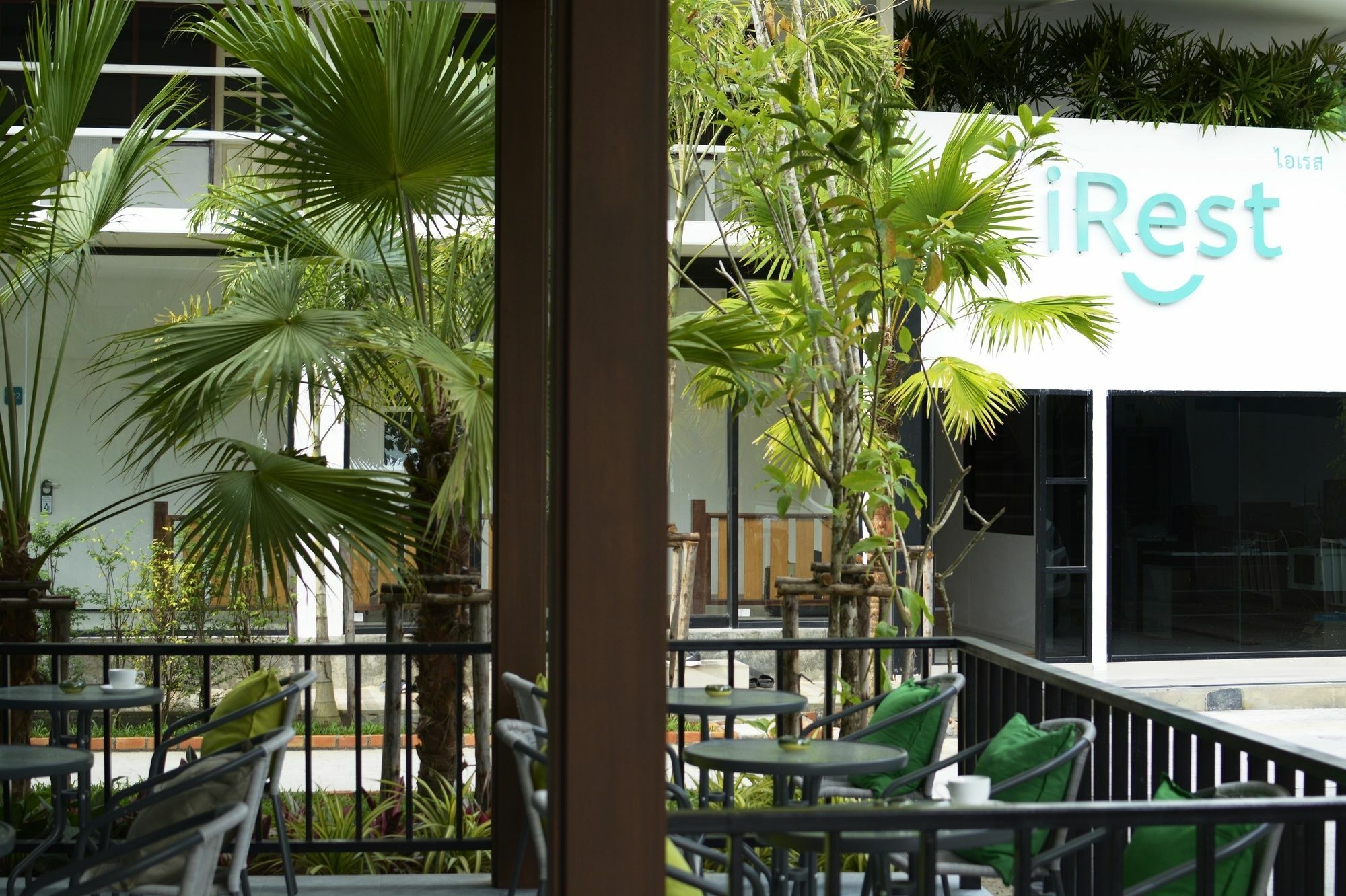 Irest Ao Nang Seafront Hostel Bagian luar foto