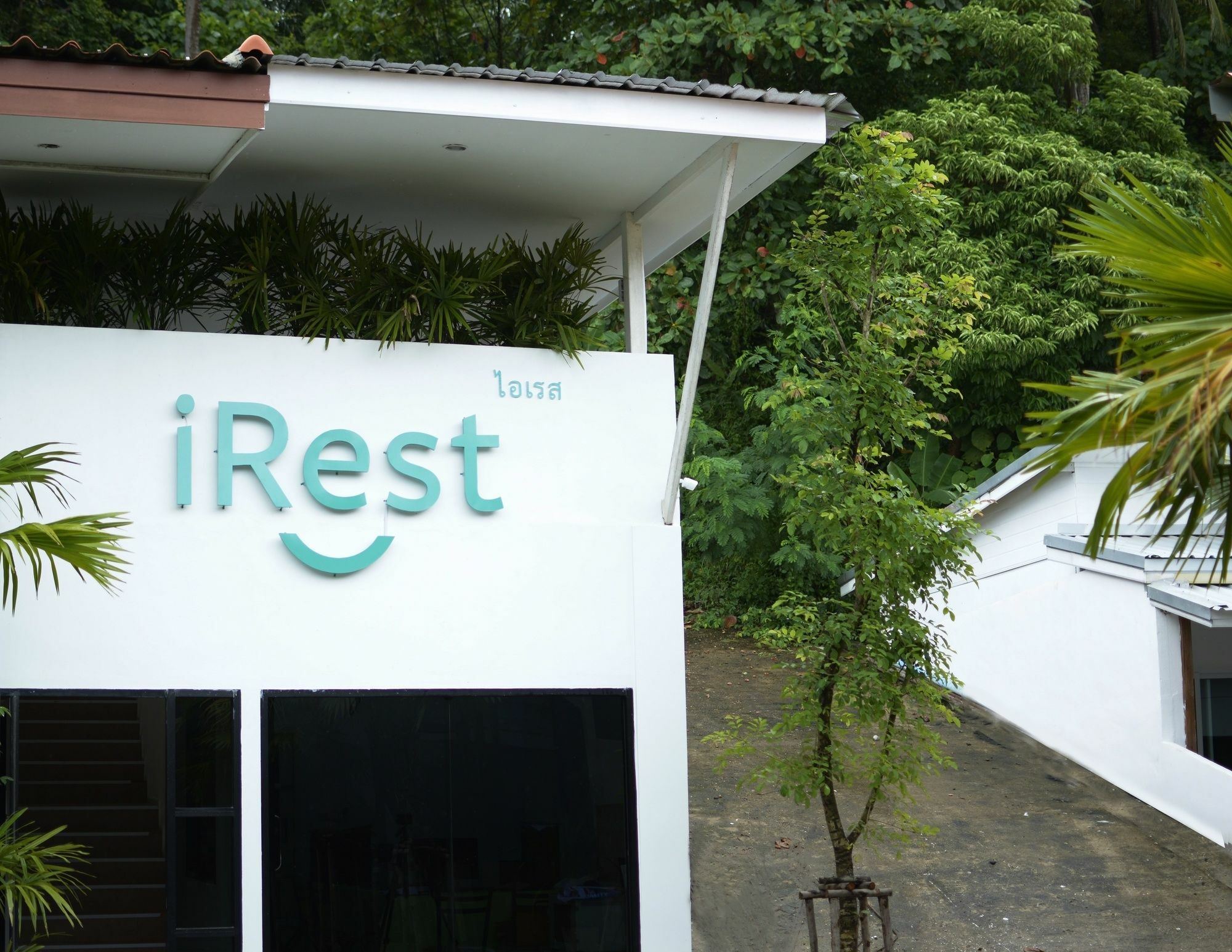 Irest Ao Nang Seafront Hostel Bagian luar foto