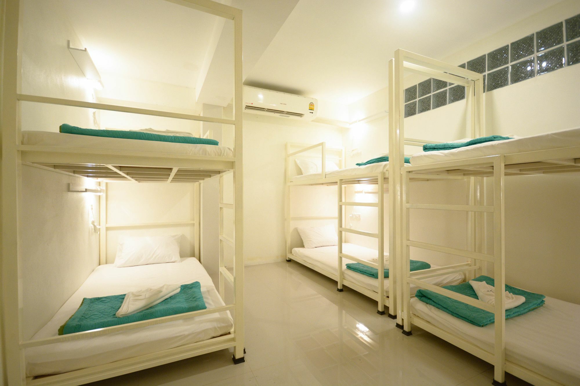 Irest Ao Nang Seafront Hostel Bagian luar foto