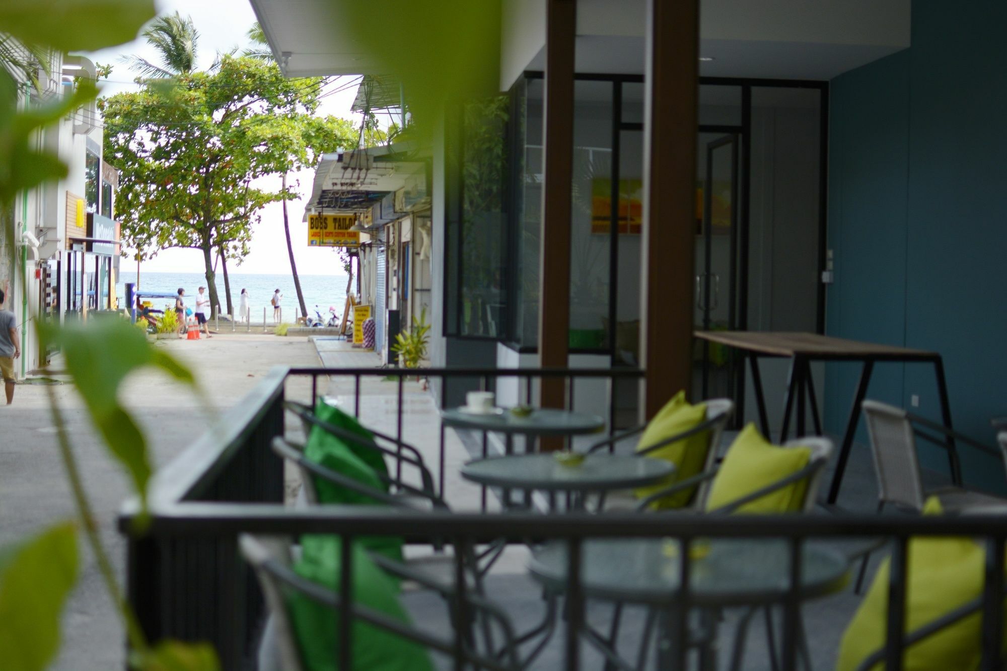 Irest Ao Nang Seafront Hostel Bagian luar foto