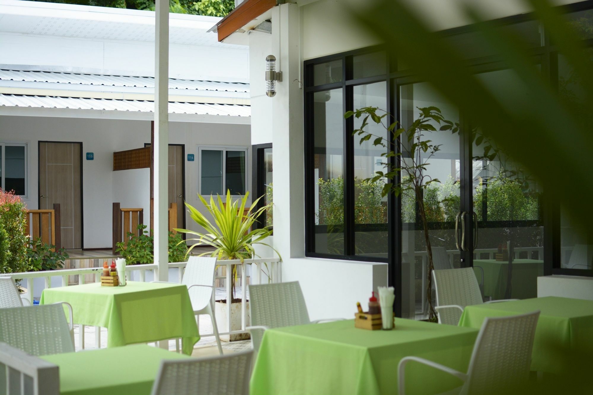 Irest Ao Nang Seafront Hostel Bagian luar foto