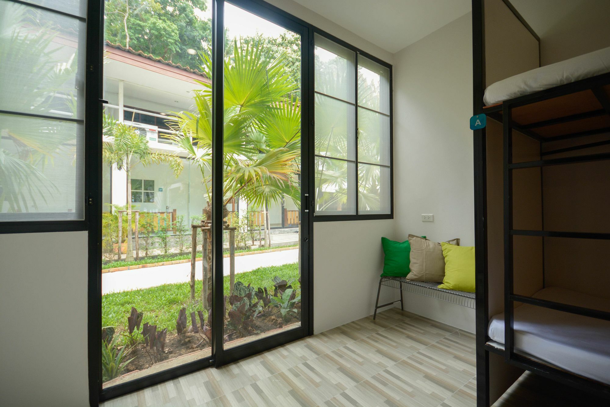 Irest Ao Nang Seafront Hostel Bagian luar foto